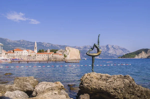 Budva'lı bir balerin dansçısı heykeli