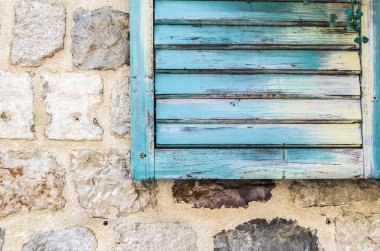 Kapalı panjur pencereli eski taş duvar