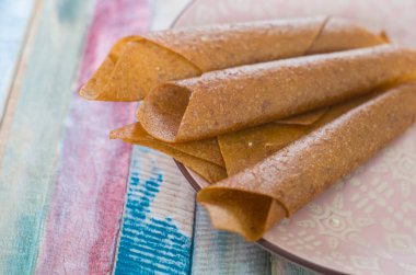 Tatlı, saf meyve pastili. Kurutulmuş böğürtlen ve meyvelerin doğal tatlısı. Faydalı tatlılık pastildir, meyve cipsidir. Beslenme vitamini. Vejetaryen yemeği. El yapımı tatlılar, tatlılık, tatlı.