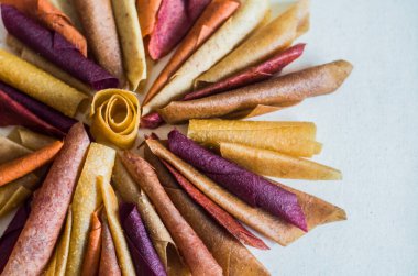 Tatlı, saf meyve pastili. Kurutulmuş böğürtlen ve meyvelerin doğal tatlısı. Faydalı tatlılık pastildir, meyve cipsidir. Beslenme vitamini. Vejetaryen yemeği. El yapımı tatlılar, tatlılık, tatlı.