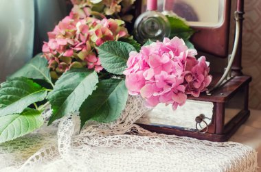 Ortanca hayatı, örgü örülmüş peçetedeki antik ayna. Chebbishik biçiminde klasik kompozisyon.