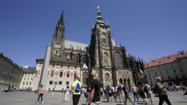 Prague, Çek Cumhuriyeti. Mayıs 2018. Turistler, St. Vitus Katedrali Prag, Çek Cumhuriyeti