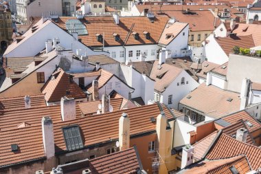 Prague, Çek Cumhuriyeti. Mayıs 2018. Prag, Çek Prag, Mala Strana bölgesine evlerin çatıları görünümünü, 