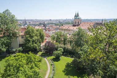  Prague, Çek Cumhuriyeti. Mayıs 2018. panoramik şehir ve surlar Prag, Çek Cumhuriyeti bahçeleri