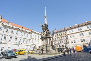  Prague, Çek Cumhuriyeti. Mayıs 2018. Prag, Çek Republi St. Nicholas Kilisesi önünde meydanında Holy Trinity sütun görünümünü