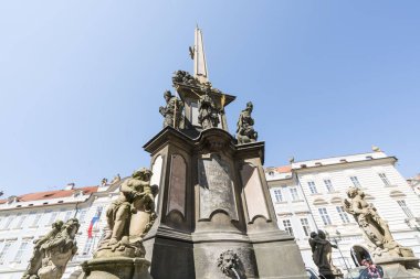    Prague, Çek Cumhuriyeti. 2018.A St. Nicholas Kilisesi Prag, Çek Republi önünde meydanında Holy Trinity sütunun görüntülemek