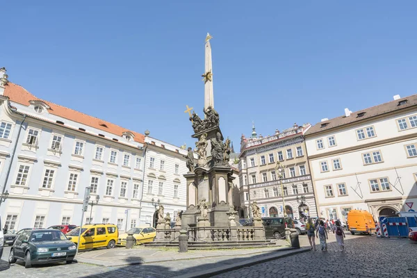  Prague, Çek Cumhuriyeti. Mayıs 2018. Prag, Çek Republi St. Nicholas Kilisesi önünde meydanında Holy Trinity sütun görünümünü