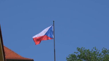 Prague, Çek Cumhuriyeti için çatılar üzerinden sallayarak çek bayrak