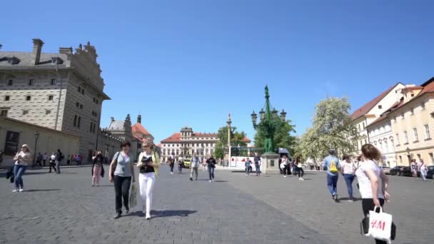 Praha, Česká republika. Květen 2018. Turistů chůzi na Hradčanském náměstí v Praze, Česká republika