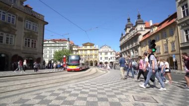 Prague, Çek Cumhuriyeti. Mayıs 2018. Prague, Çek Cumhuriyeti tarihi merkezinin sokaklarda bir tramvay geçirilmesi