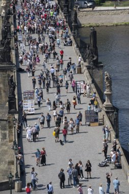 Prague, Çek Cumhuriyeti. Mayıs 2018. Prague, Çek Cumhuriyeti için Charles Köprüsü üzerinde yürüyen turist
