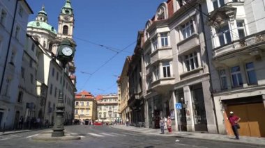 Prague, Çek Cumhuriyeti. Mayıs 2018. Prague, Çek Cumhuriyeti tarihi merkezinin sokaklarda bir tramvay geçirilmesi