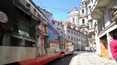 Prague, Çek Cumhuriyeti. Mayıs 2018. Prague, Çek Cumhuriyeti tarihi merkezinin sokaklarda bir tramvay geçirilmesi