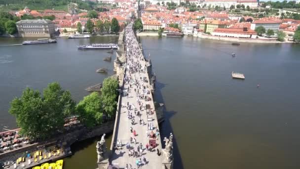 Прага Чехия Май 2018 Года Туристы Прогуливаются Карлову Мосту Праге — стоковое видео