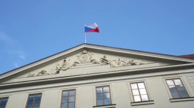 Prague, Çek Cumhuriyeti. Mayıs 2018. Çek bayrak dalgalar üzerinde bir palace Prague, Çek Cumhuriyeti