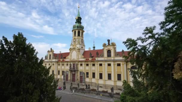 プラハ チェコ共和国 2018 チェコ共和国 プラハ ロレッタ教会のファサードのビュー — ストック動画