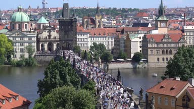 Prague, Çek Cumhuriyeti. Mayıs 2018. Charles Köprüsü'nde Prag, Çek Cumhuriyeti için turist yürümek