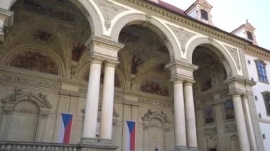 Prague, Çek Cumhuriyeti. Mayıs 2018. Görünüm iç avlunun Senato Sarayı Prag, Çek Cumhuriyeti