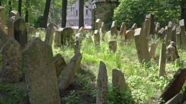 Prague, Çek Cumhuriyeti. Mayıs 2018. Mezarların eski Yahudi mezarlığı Prag, Çek Cumhuriyeti