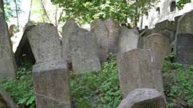 Prague, Çek Cumhuriyeti. Mayıs 2018. Mezarların eski Yahudi mezarlığı Prag, Çek Cumhuriyeti