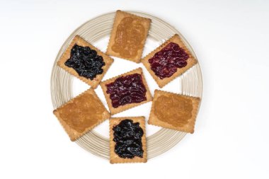 Bir elinde reçel olan bir bisküvi