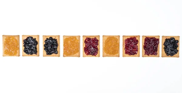 Quelques Biscuits Secs Avec Confiture Sur Une Surface Blanche — Photo