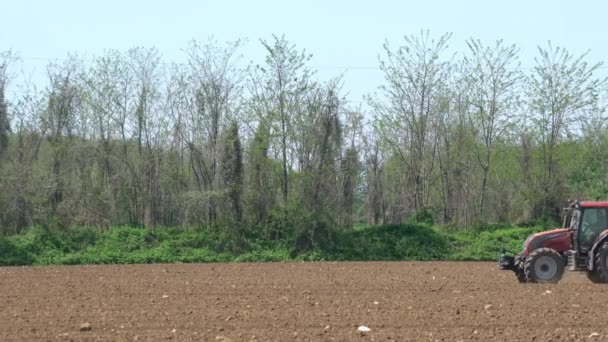 Prag Tjeckien Maj 2018 Traktor Medan Plöjer Ett Fält Springtime — Stockvideo