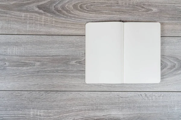 Bílý Notebook Dřevěný Stůl — Stock fotografie