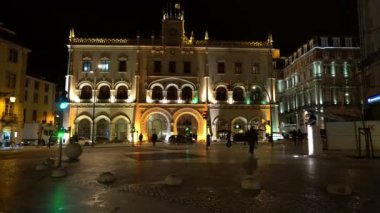 Lizbon, Portekiz. Nisan 2018. Lisbon, Portekiz-geceleri Rossio tren istasyonu cephe görünümü