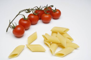 Birkaç domates ve makarna üzerine beyaz bir tablo 