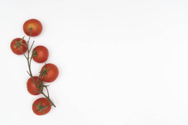 bir sürü beyaz bir tablo üzerinde domates