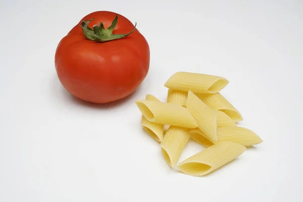 Une Tomate Des Pâtes Sur Une Table Blanche — Photo