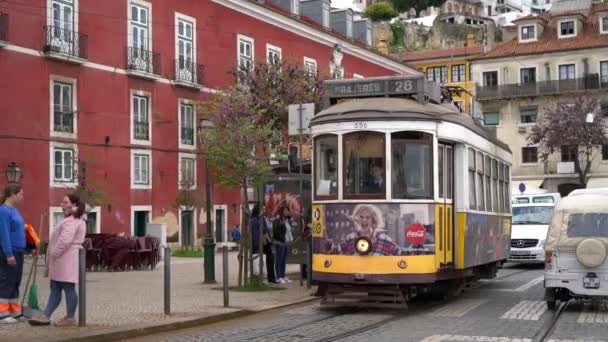 リスボン ポルトガル 2018 リスボン リスボンの中心部の狭い通りに古い路面電車 — ストック動画