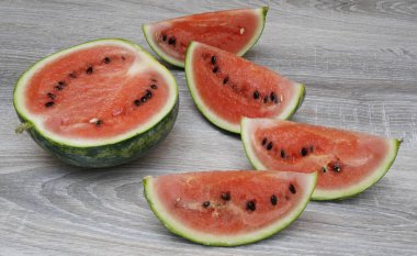 ahşap bir masa üzerinde bir karpuz kesmek