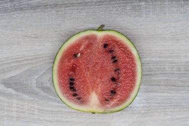 ahşap bir masa üzerinde bir karpuz kesmek