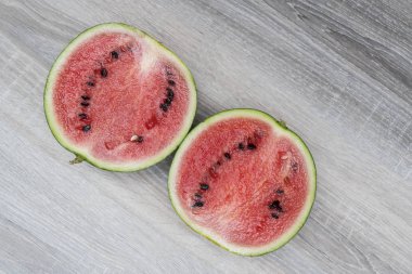 ahşap bir masa üzerinde bir karpuz kesmek