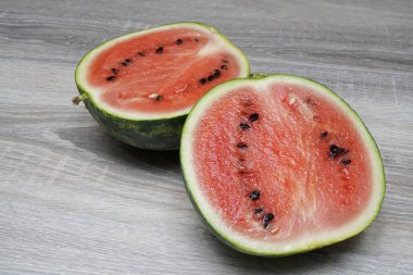 ahşap bir masa üzerinde bir karpuz kesmek