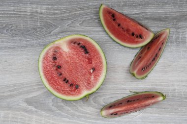 ahşap bir masa üzerinde bir karpuz kesmek