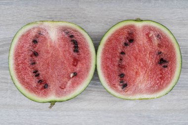 ahşap bir masa üzerinde bir karpuz kesmek