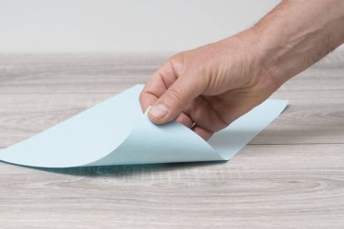 bir tablo bir ışık mavi kağıda yükseltmek