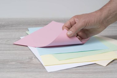 renkli kağıda boş bir ahşap yüzey