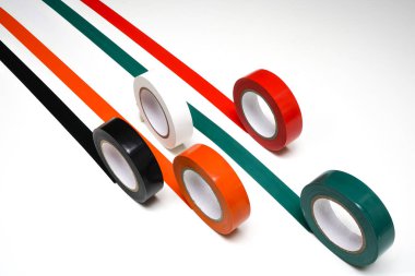  bazı beyaz bir yüzeye renkli yalıtım bandı ve rulo            