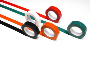  bazı beyaz bir yüzeye renkli yalıtım bandı ve rulo            