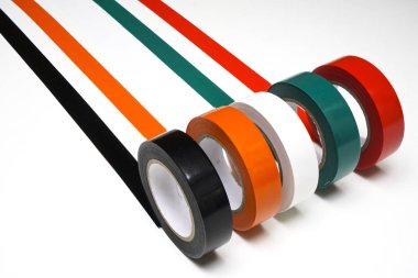  bazı beyaz bir yüzeye renkli yalıtım bandı ve rulo            