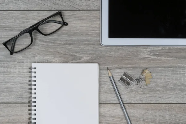 Portapapeles Par Gafas Una Tableta Sobre Una Mesa Madera —  Fotos de Stock