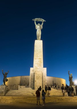 Budapeşte, Macaristan. Temmuz 2018. Alacakaranlıkta özgürlük anıtının Jubilee Park Hill Budapeşte göster, 