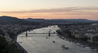 Budapeşte, Macaristan. Temmuz 2018. Zincir köprü alacakaranlıkta Tuna Nehri üzerinde panoramik