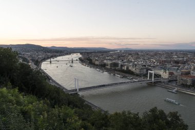 Budapeşte, Macaristan. Temmuz 2018. Zincir köprü alacakaranlıkta Tuna Nehri üzerinde panoramik