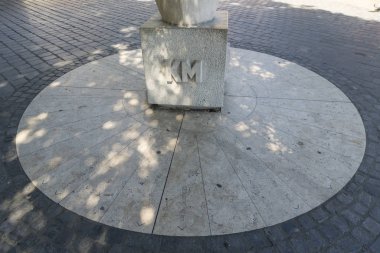 Budapeşte, Macaristan. Temmuz 2018. Km 0 heykel Miklos Borsos Budapeşte, Macaristan için yapılmıştır