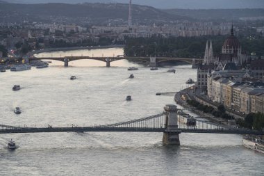  Budapeşte, Macaristan. Temmuz 2018. Zincir köprü alacakaranlıkta Tuna Nehri üzerinde panoramik